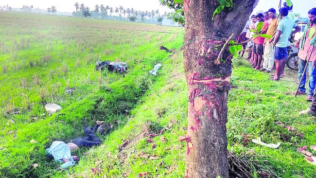 చెట్టును ఢీకొని యువకుడి మృతి 