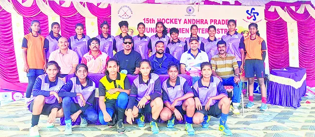సెమీస్కు జూనియర్ మహిళల హాకీ జట్టు