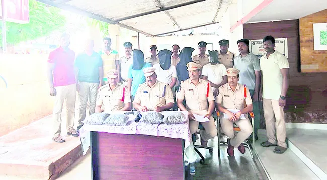 గంజాయి రవాణా చేస్తున్న నలుగురి అరెస్టు 