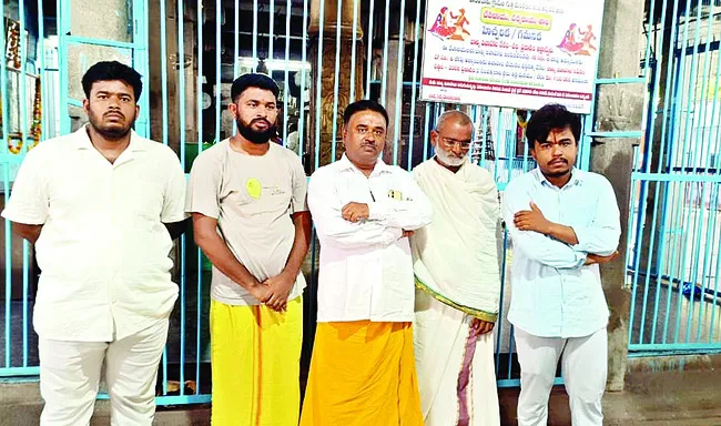దర్శన టికెట్లపై అర్చకుల అభ్యంతరం