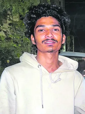 అదుపు తప్పి రేకులషెడ్డును ఢీకొట్టి 