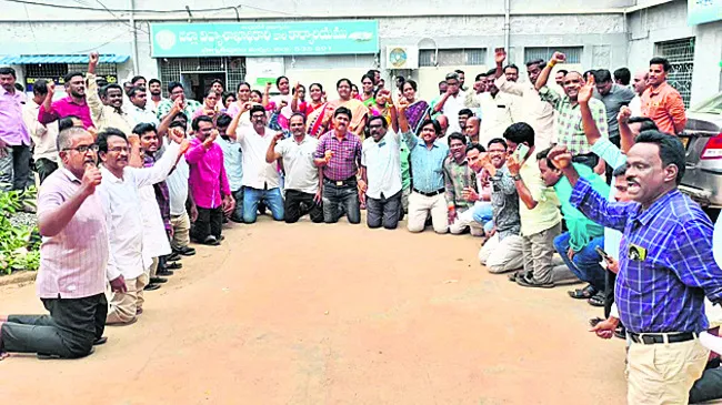 ప్రభుత్వ తీరుపై ఉపాధ్యాయుల వినూత్న నిరసన 