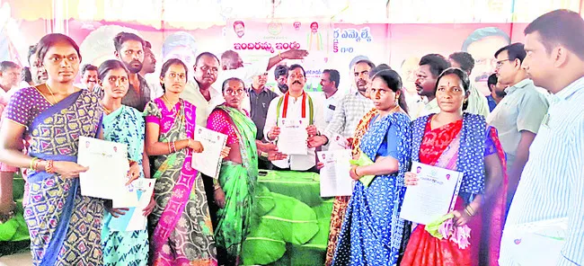 ఇందిరమ్మ ఇళ్లతో శాశ్వత నీడ