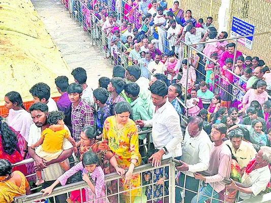 బాసరలో భక్తుల రద్దీ
