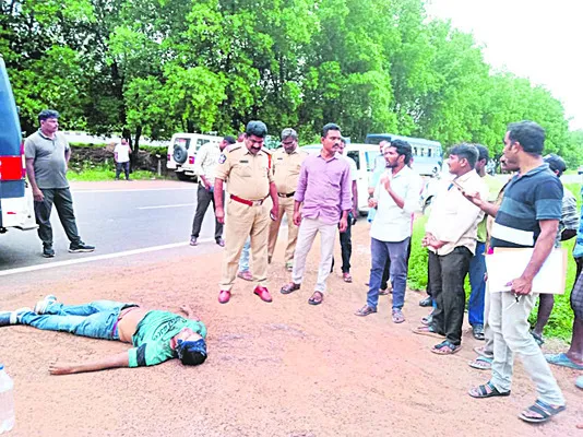 అపార్టుమెంట్‌ పైనుంచి దూకి వ్యక్తి ఆత్మహత్య 