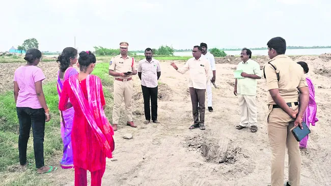 చెరువు శిఖం ఆక్రమణ పరిశీలన