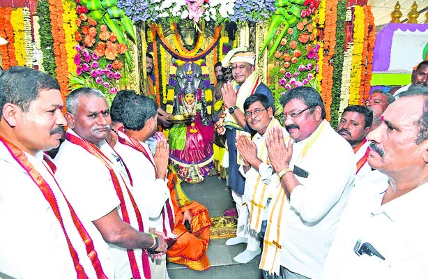 ఎల్లమ్మ ఆలయంలో మంత్రి పూజలు