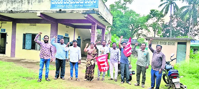 వెబ్‌ కౌన్సెలింగ్‌ వద్దంటూ టీచర్ల ఆందోళన 