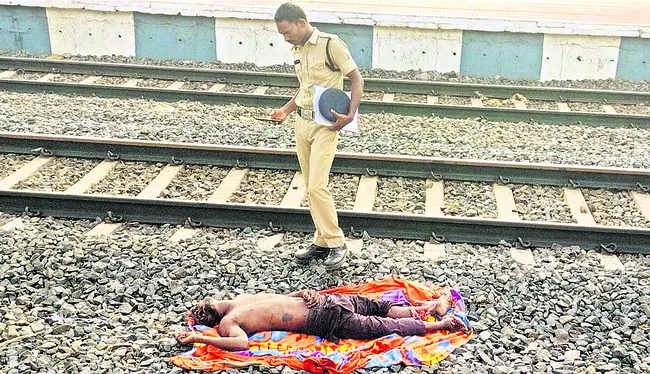 రైలు నుంచి జారి పడి వ్యక్తి మృతి