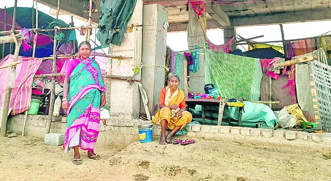 సారూ.. చీరలు అడ్డుపెట్టుకుంటున్నాం
