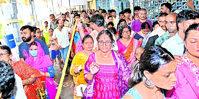 దుర్గమ్మ సన్నిధిలో భక్తుల రద్దీ