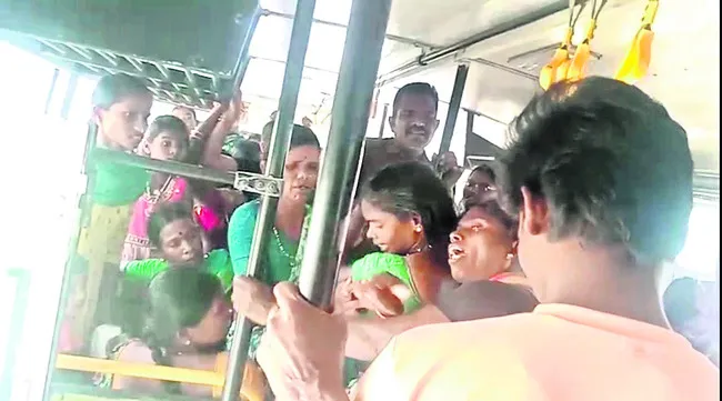 ఆర్టీసీ బస్సులో మహిళల సిగపట్లు