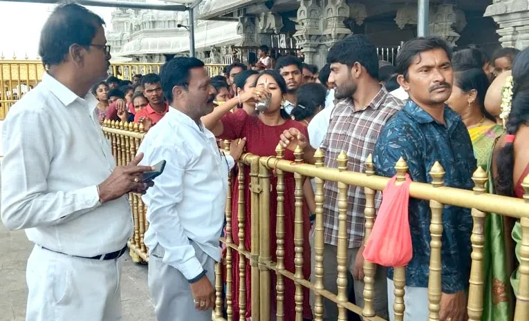 యాదగిరిగుట్టకు బారులుదీరిన భక్తులు