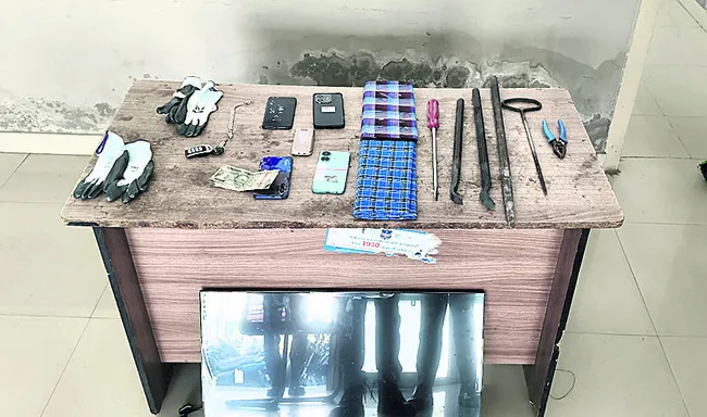 బాసరలో మకాం.. నిజామాబాద్‌లో చోరీలు
