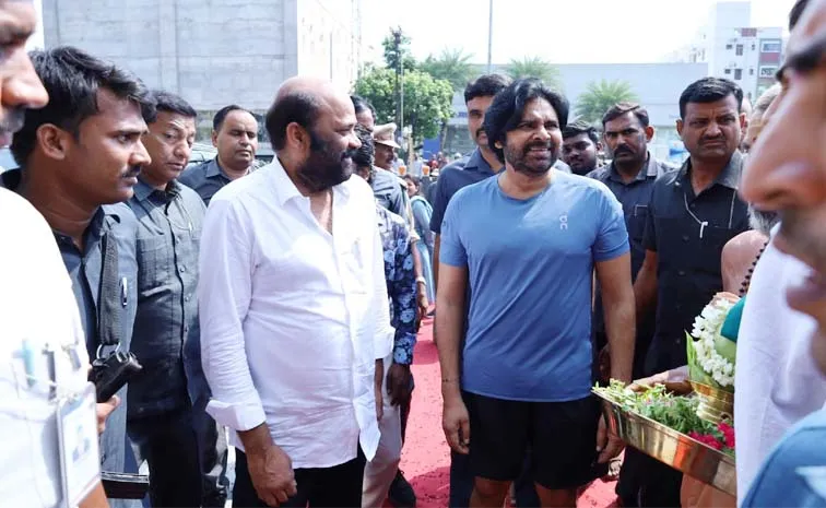 సెలూన్‌ను ప్రారంభించిన డిప్యూటీ సీఎం పవన్‌ కల్యాణ్‌