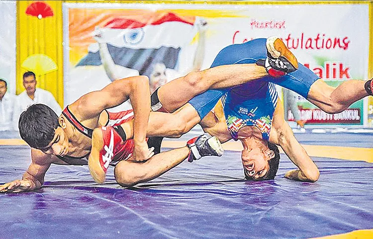 వయో మోసానికి పాల్పడిన రెజ్లర్లపై వేటు