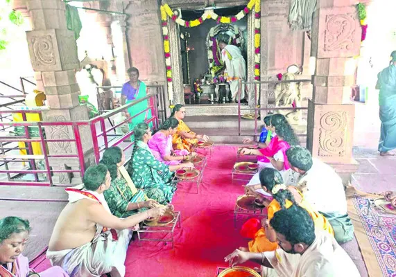 జోగుళాంబ క్షేత్రంలో భక్తుల సందడి 