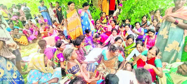 చెరువులో స్నానానికి దిగి మృత్యువు పాలైన ముగ్గురు చిన్నారులు తల్లిదండ్రులకు గర్భశోకం మిగిల్చారు. వీరిలో ఇద్దరు అన్నదమ్ముల సంతానం కావడంతో ఆయా కుటుంబాలు కన్నీరుమున్నీరుగా విలపిస్తున్నాయి. వారిని ఓదార్చడం ఎవరితరం కావడం లేదు. ఈ ఘటనతో మండలంలోని బిల్లాపుట్టు, గం