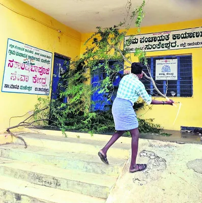 కంపచెట్లు వేసి నిరసన