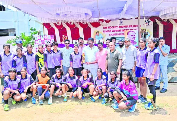 హాకీ పోటీల విజేతగా అనంతపురం