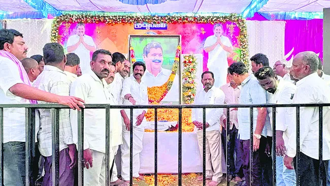 మాజీ ఎమ్మెల్యేకు ప్రముఖుల నివాళి