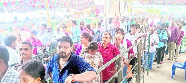 ఆదిత్యుని సన్నిఽధిలో ప్రత్యేక పూజలు 
