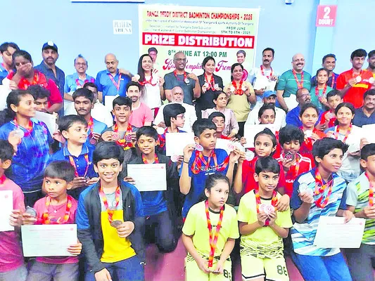 బహుమతుల ప్రదానం