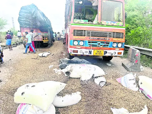 లారీల ఢీ.. తప్పిన ప్రమాదం