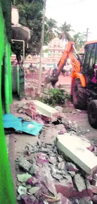 కక్షతోనే గోడ కూల్చివేత