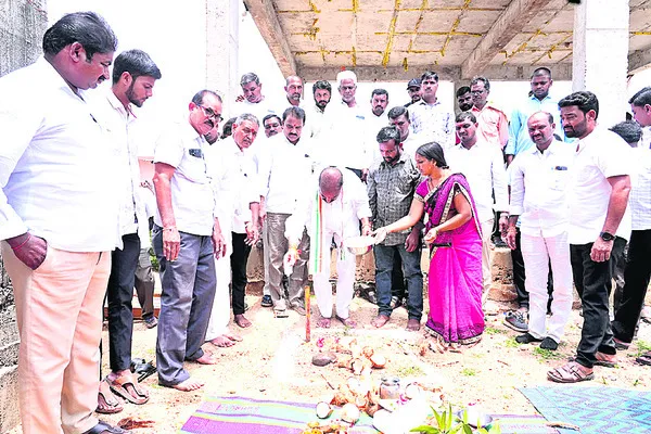 ఇందిరమ్మ ఇళ్ల నిర్మాణానికి విప్‌ భూమిపూజ
