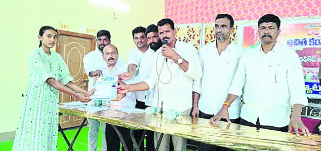 విద్యార్థులకు కంప్యూటర్ పరిజ్ఞానం ఉండాలి
