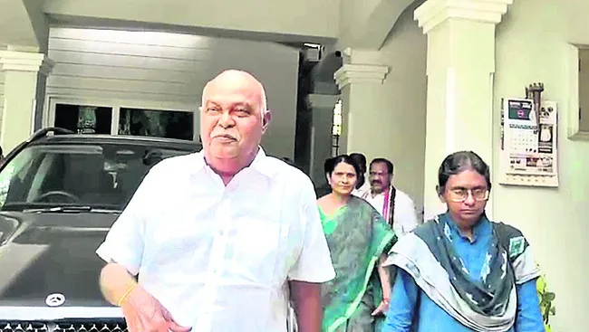 పీఎస్సార్ను కలిసిన మీనాక్షి నటరాజన్
