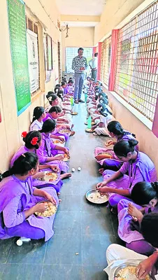 ‘మధ్యాహ్న’ భోజన నిర్వాహకుల ఆకలి కేకలు