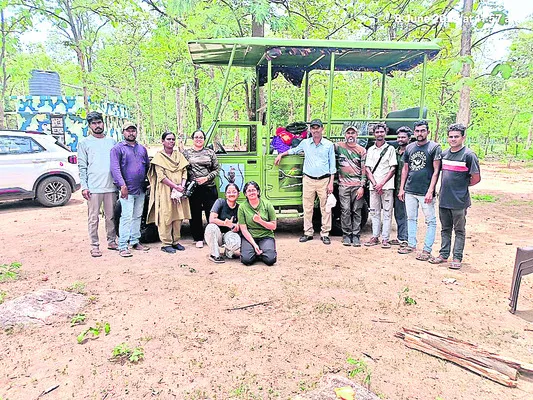 చెరువుల వద్ద పర్యాటకుల సందడి