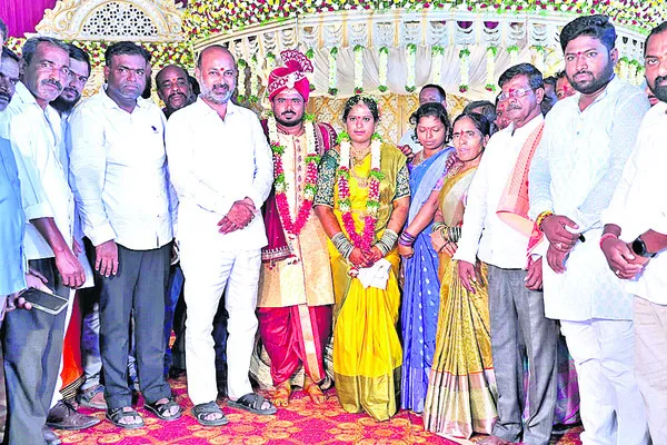 ఆశీర్వచనాలు.. పలకరింపులు