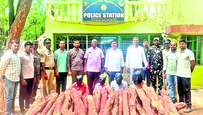 నలుగురు ఎర్రచందనం స్మగ్లర్లు అరెస్టు