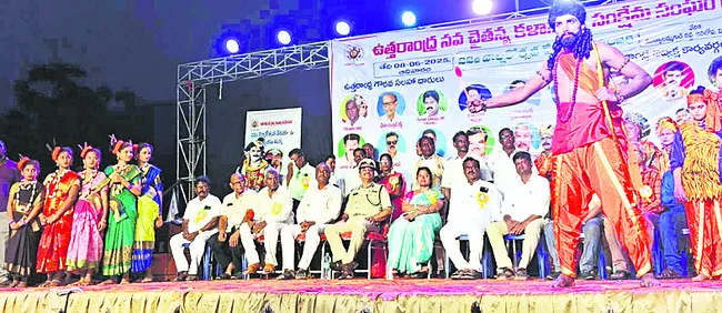 ఆకట్టుకున్న జానపద కళా సంబరాలు