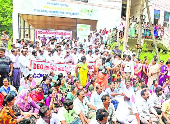 విద్యాశాఖ తీరుపై ఎస్జీటీల కన్నెర్ర 