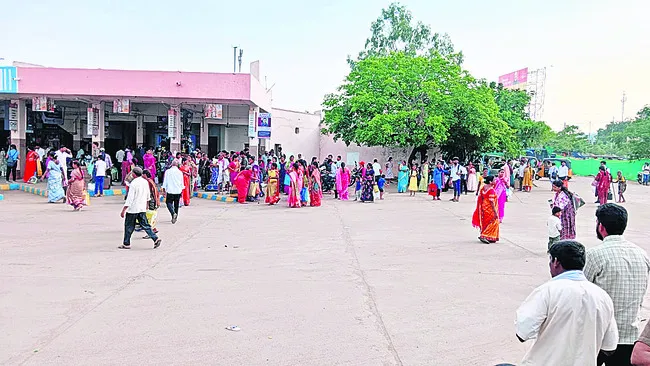 ప్రయాణికులు కిటకిట.. బస్సులు కటకట..