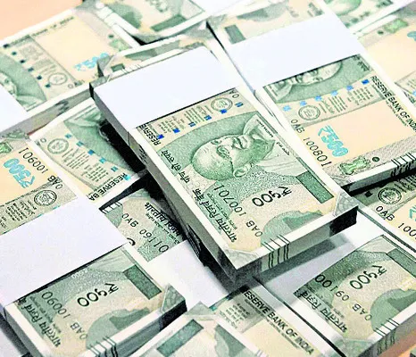 డ్వాక్రా సంఘంలో రూ.3 లక్షలు గోల్‌మాల్‌ 