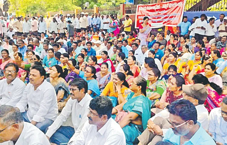 తిరగబడ్డ టీచర్లు