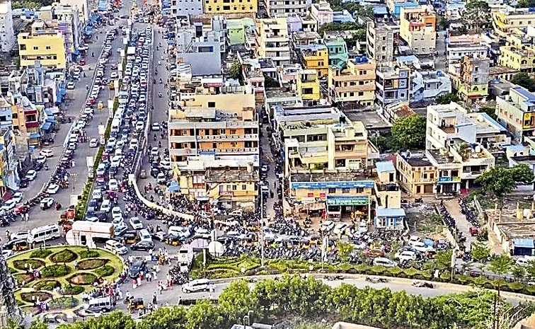Yadagirigutta temple sees heavy rush of devotees