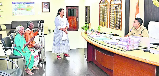 బాధితుల సమస్యలు పరిష్కరించాలి
