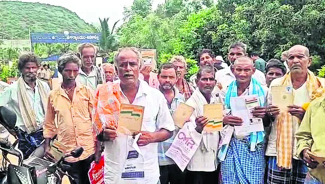 భూములు ఆన్లైన్ చేయాలని నిరసన