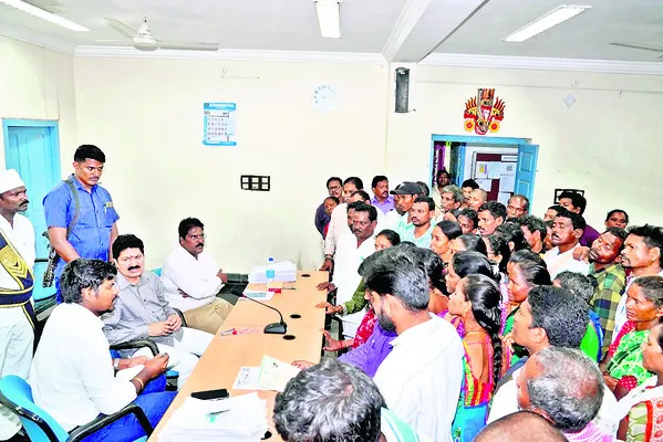 గిరిజనుల సమస్యలు పరిష్కరించాలి