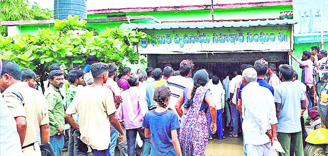 యూరియా, డీఏపీ కోసం రైతుల పడిగాపులు