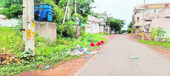సేకరణ లేక.. రోడ్ల పక్కన చేరిక 