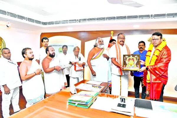 గిరి ప్రదక్షిణకు ప్రత్యేక ఏర్పాట్లు కల్పించండి 