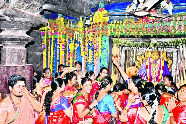 అమ్మవారికి విరోధిని, వహ్నివాసిని క్రమాలలో పూజలు