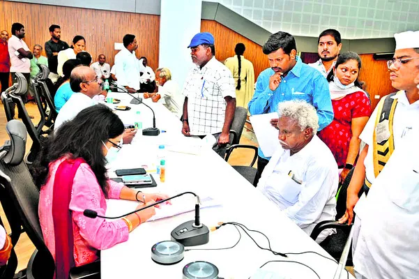 ఫిర్యాదులు సకాలంలో పరిష్కరించాలి